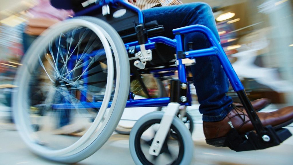 Jako zaměstnancům vám lékař uzná pracovní neschopnost, ale trvá třeba ještě rok, než vám stát přizná invaliditu.