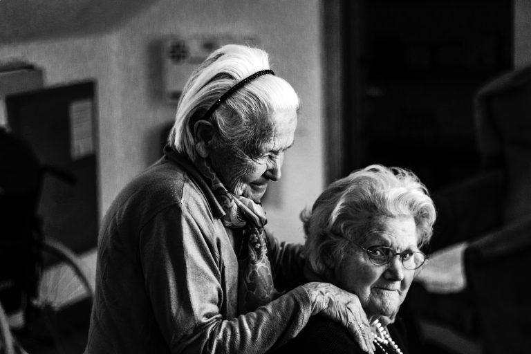Zatímco v roce 1850 se lidé dožívali v průměru pětačtyřiceti let, a pokud bylo někomu padesát, byl už starý, dnes se dožíváme běžně osmdesáti i více let. Vliv na to má nejen zdravý životní styl, ale třeba i pocit samoty. Jak se tedy spolehlivě dožít co nejvyššího věku? 