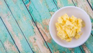 Desítky let jsme poslouchali, jak máme jíst margaríny, průmyslově upravenou náhražku másla z rostlinných olejů, s uměle přidávanými vitaminy, emulgátory a barvivy.