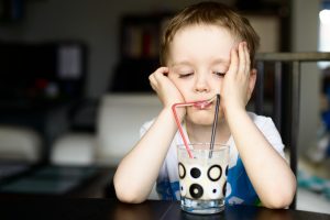 Kravské mléko je silný alergen, jenž má na svědomí astma, ekzémy, záněty a autoimunitní onemocnění