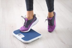 Neřešte, kolik máte kilogramů, ale spíš co je tvoří. Svaly jsou těžší než tuk, takže i vysekaný kulturista je podle základního BMI indexu tlusťoch.