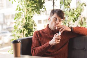 Nejčastějším motivem pro přechod na e-cigarety je snaha kuřáků zbavit se klasických cigaret a postupně tak přestat kouřit.
