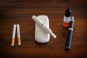 Vědci v poslední době u e-cigaret popsali pěknou baterii problémů, které způsobují.