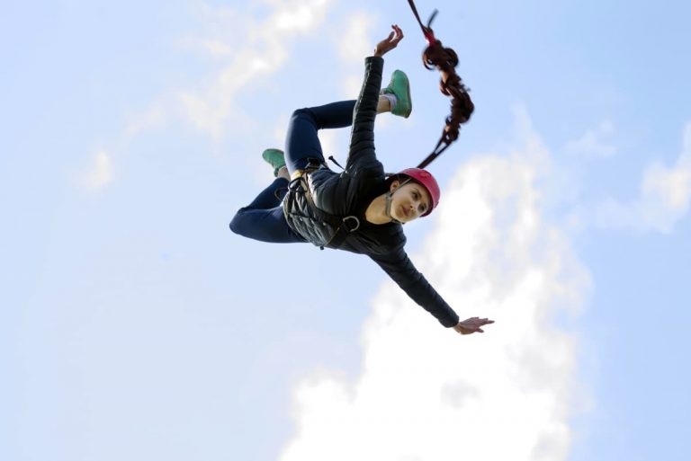Žena při bungee jumpingu.